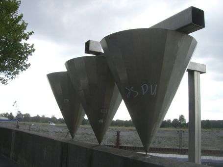 Duisburg-Ruhrort : Krausstraße, Richtung Leinpfad, Skulptur "Filter" von Peter Könitz